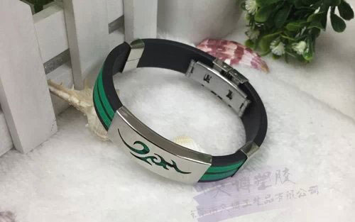 青年旅行社在我司定制的硅膠手環產品展示